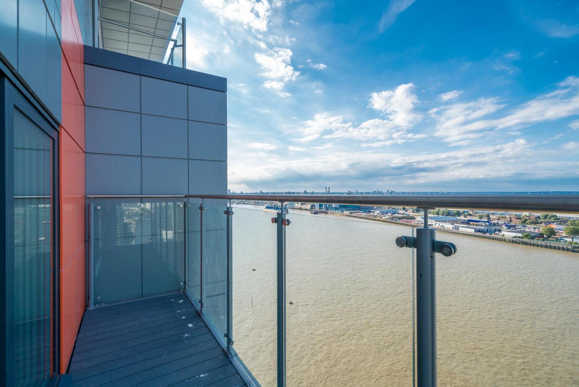 Skyvillion - London River Thames Top Floor Apartments By Woolwich Ferry, Mins To London Excel, O2 Arena , London City Airport With Parking Eksteriør bilde