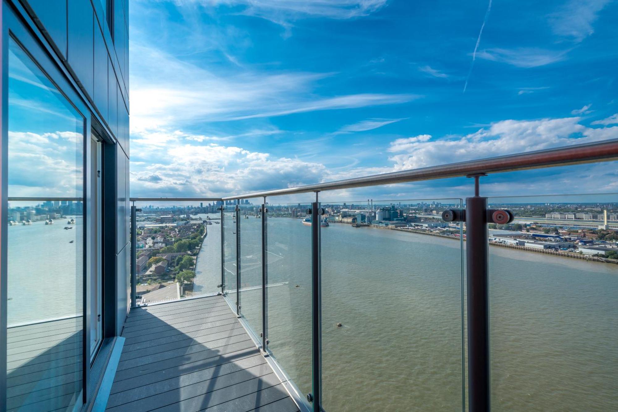 Skyvillion - London River Thames Top Floor Apartments By Woolwich Ferry, Mins To London Excel, O2 Arena , London City Airport With Parking Eksteriør bilde